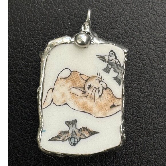 Reversible Peter Rabbit Wedgwood Broken China Pendant With Silver Artisan Bezel - Picture 9 of 12